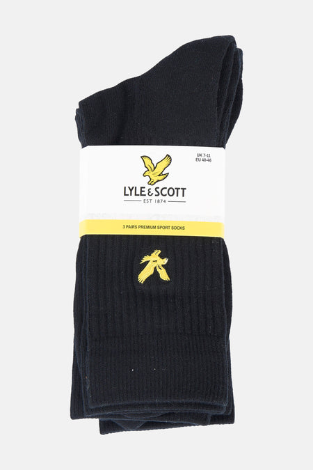 Chaussettes noires Lyle & Scott avec un logo brodé, emballées dans un emballage avec des détails de marque.