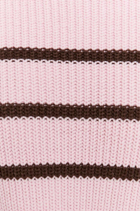 Roze gebreide stof met bruine strepen.
