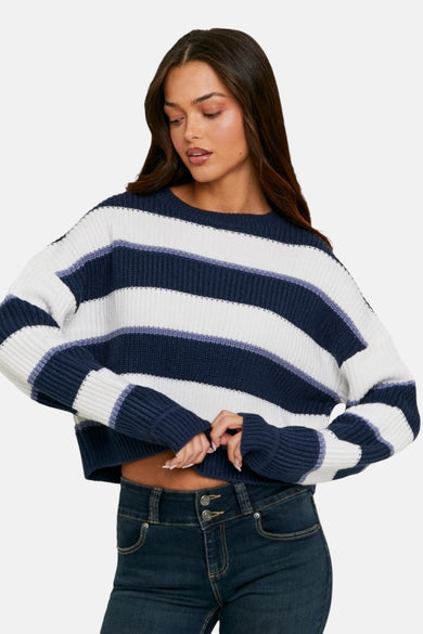 Pull-over bleu rond de cou T TALLY WEIJL avec des larges largites blanches, porté avec un jean foncé.