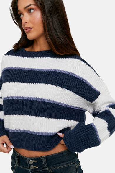 T-shirt bleu avec col rond de TALLY WEIJL, à rayures blanches, style cropped.