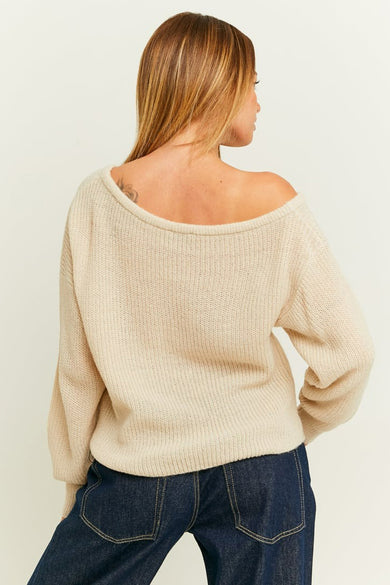 Tunique épaules dégagées beige de TALLY WEIJL, vue de derrière, associée à des jeans bleus foncés.