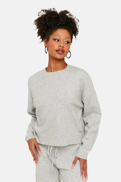 Grijze trui met ronde hals van TALLY WEIJL, met lange mouwen, gedragen met bijpassende joggingbroek.