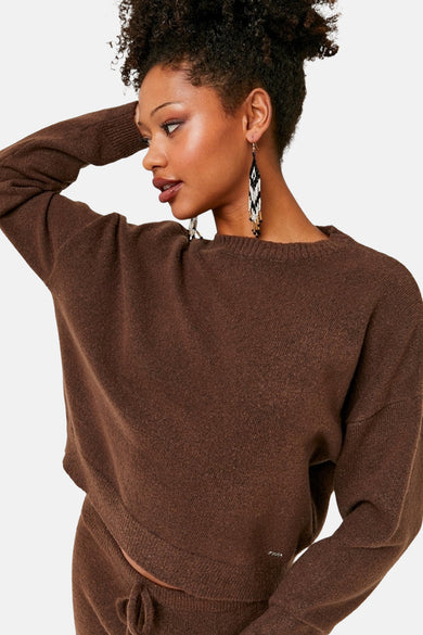Pull marron avec col rond de TALLY WEIJL, avec longues manches et accessoires.