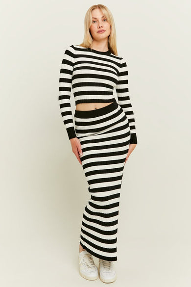 Pull noir avec col rond de TALLY WEIJL, à rayures noires et blanches et une jupe coordonnée.