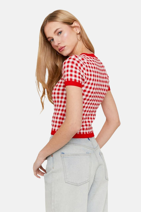 Pull-over rouge avec col rond de TALLY WEIJL, à motif rayé rouge et blanc, porté avec un jean bleu clair.