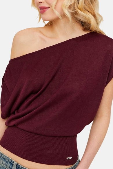 Pull Bordeaux de TALLY WEIJL, avec une encolure bardot et de subtiles côtes en bas.