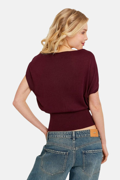 Pull bordeaux de TALLY WEIJL, à manches courtes et taille côtelée, combiné avec un jean bleu.