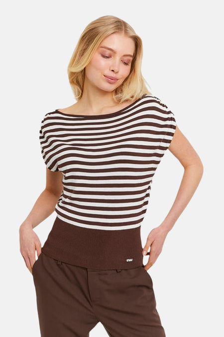 Multicolor trui van TALLY WEIJL met horizontale strepen en een bruine broek.
