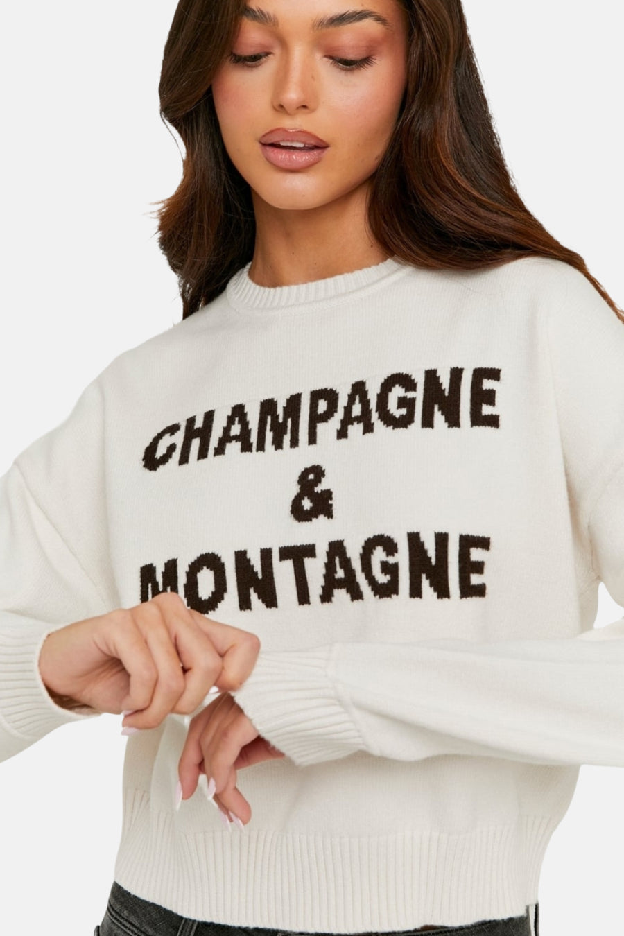 Ecru trui met ronde hals van TALLY WEIJL, met de tekst "Champagne & Montagne" in het donkerbruin erop.