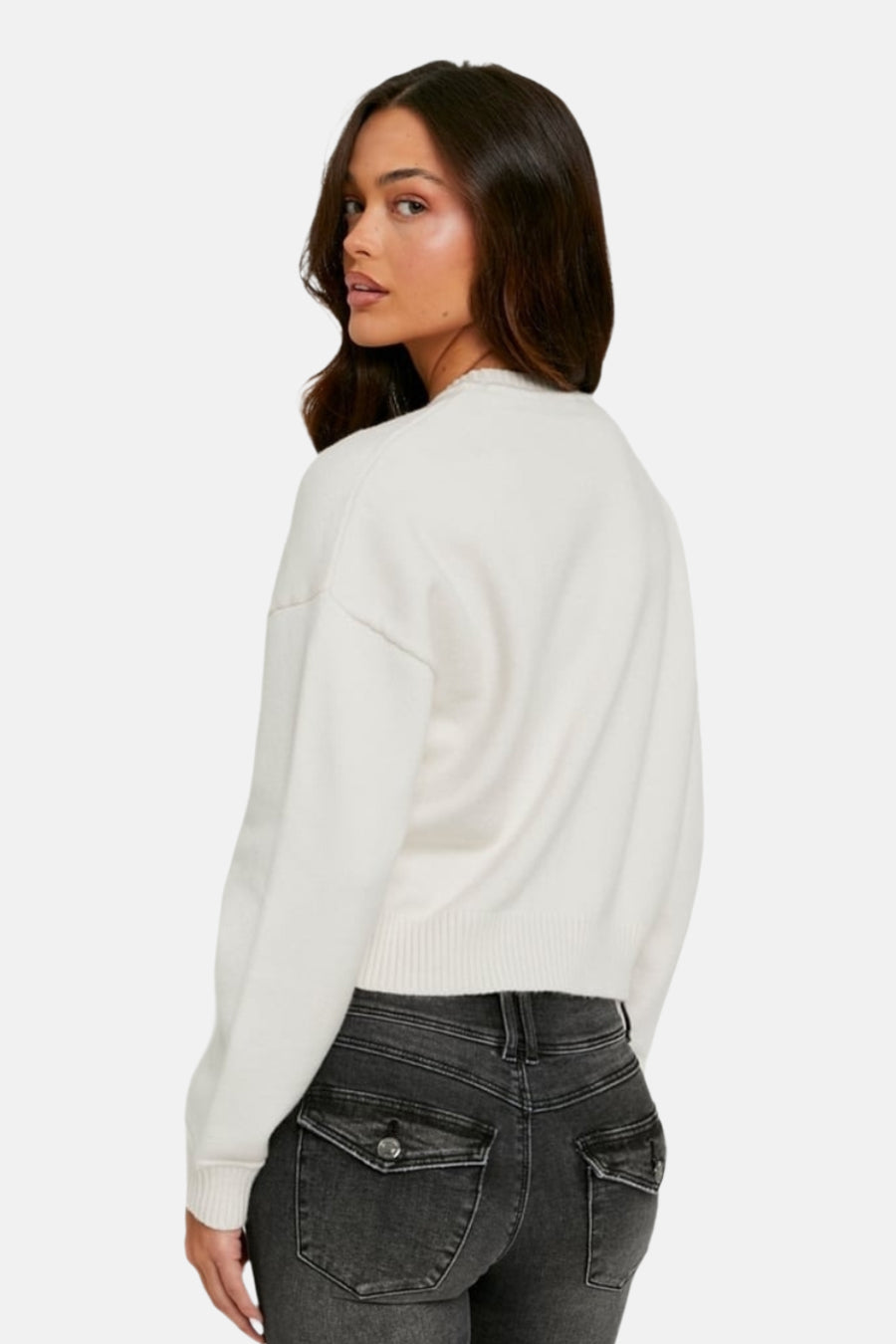Ecru trui met ronde hals van TALLY WEIJL, achterkant te zien, gecombineerd met een grijze jeans.
