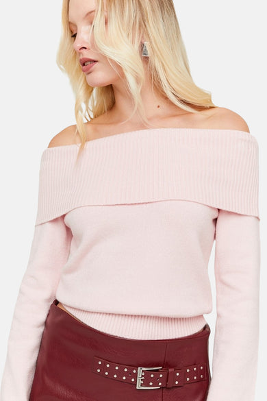 Robe de dos nuageux TALLY WEIJL, combinée avec une jupe en cuir rouge et des strass argentés.