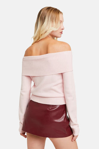 Robe à épaules dénudées rose de TALLY WEIJL, avec des manches longues et portée avec une jupe en cuir rouge.