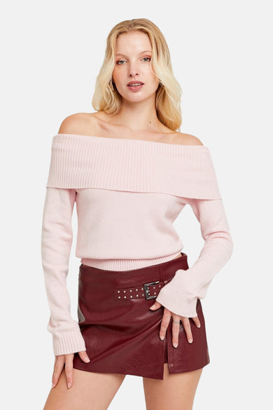 Robe sans manches rose de TALLY WEIJL, associée à une jupe en cuir rouge avec ceinture.