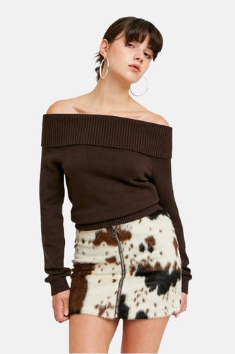 Sweat-shirt à épaules dégagées marron de TALLY WEIJL, associé à une mini-jupe avec imprimé animal et des boucles d'oreilles argentées.
