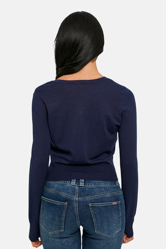 Pull bleu à col en V de TALLY WEIJL, vu de dos, combiné avec un jean bleu foncé.