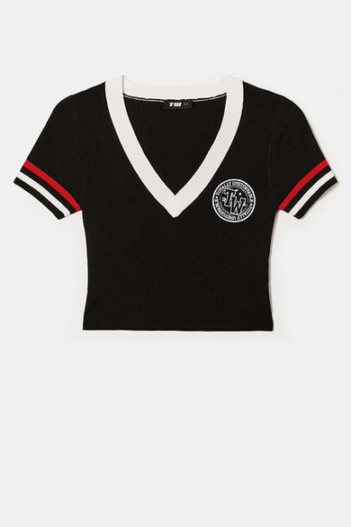 Zwart T-shirt van TALLY WEIJL, met witte V-hals, korte mouwen met rode en witte strepen, en een logo op de borst.
