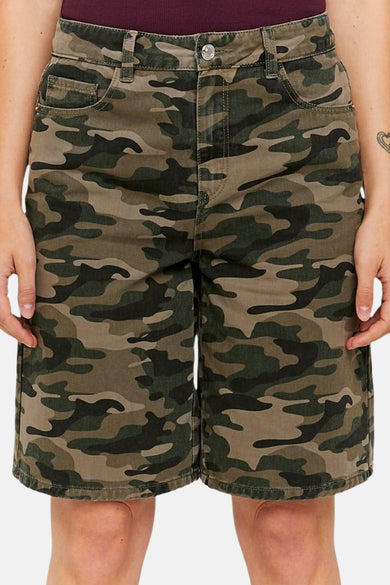 Kaki 5-pocket short van TALLY WEIJL met camouflageprint, knoopsluiting en zichtbare handen.