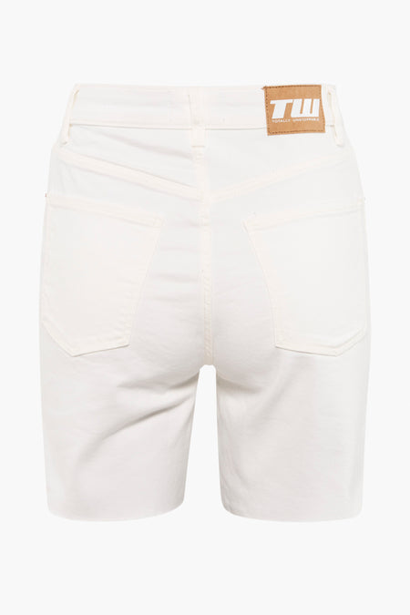 Ecru short van TALLY WEIJL, met achterzakken en een merklabel aan de achterkant.
