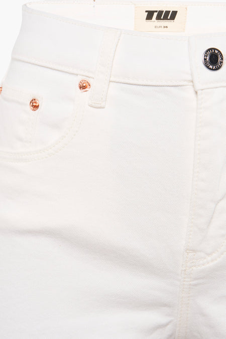 Ecru short van TALLY WEIJL, met knopen en zakken.