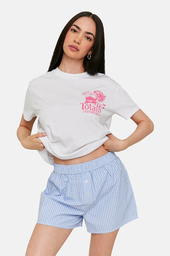 Blauw geruite short van TALLY WEIJL, gecombineerd met een wit T-shirt met roze opdruk.
