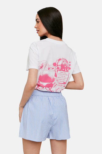 Blauwe short met ruitjespatroon van TALLY WEIJL, gecombineerd met een wit T-shirt met roze print achterop.
