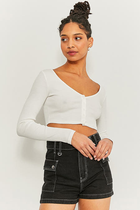 Short noir de TALLY WEIJL, terminé avec des points blancs et des poches.