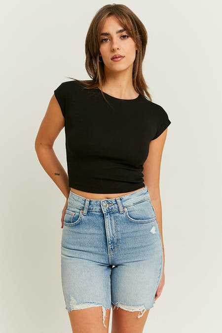 Short en denim bleu marine de TALLY WEIJL, avec un bord côtelé et porté avec un crop top noir.
