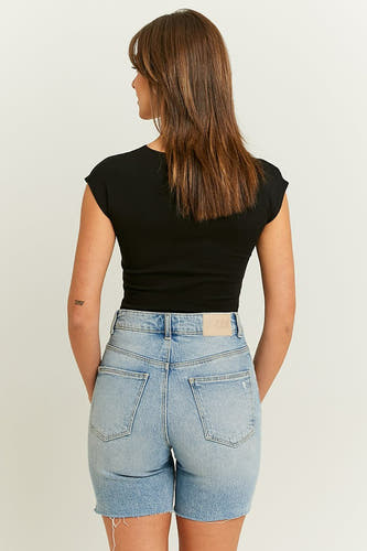 Korte mid-blue denim short van TALLY WEIJL, gezien van achteren, gecombineerd met een zwarte top.
