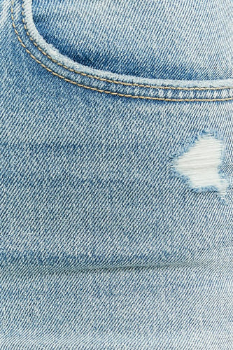 Middenblauwe denim short van TALLY WEIJL met een versleten textuur en een klein scheurtje.