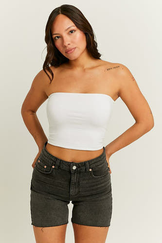 Zwarte denim short van TALLY WEIJL, gedragen met een witte tube top.