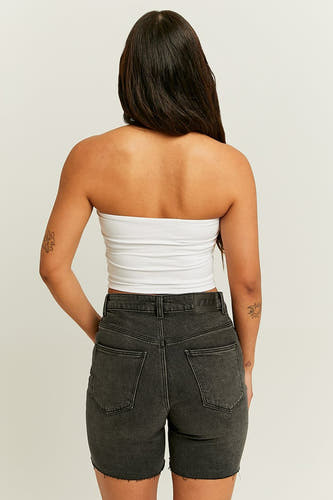 Zwarte denim short van TALLY WEIJL, met gerafelde rand en achterzakken.
