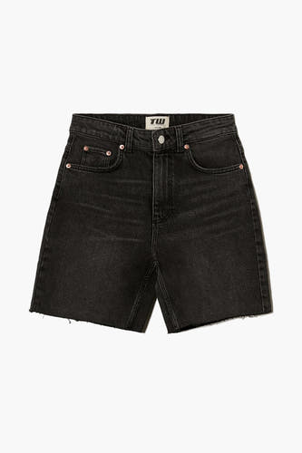 Zwarte denim short van TALLY WEIJL, met gerafelde zoom en koperkleurige accenten op de zakken.