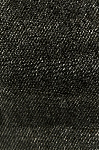 Zwarte denim short van TALLY WEIJL, met een zichtbare diagonale keperbinding textuur.
