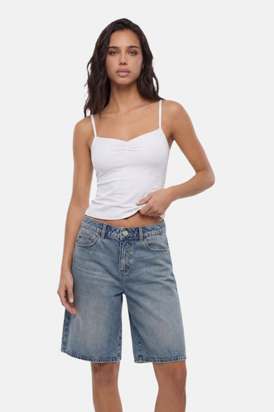 Short en jean bleu moyen décontracté de TALLY WEIJL avec délavage clair, porté avec un haut blanc.