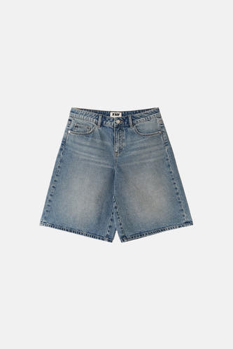 Short en jean bleu de longueur moyenne de TALLY WEIJL avec délavage clair, poches avant, passants de ceinture et logo TW visible.