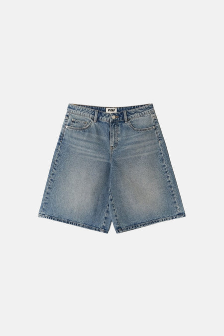 Short en jean bleu de longueur moyenne de TALLY WEIJL avec délavage clair, poches avant, passants de ceinture et logo TW visible.