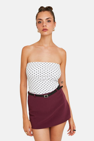Bordeaux skort van TALLY WEIJL, met een zwarte riem en een gestreepte top met stippen.