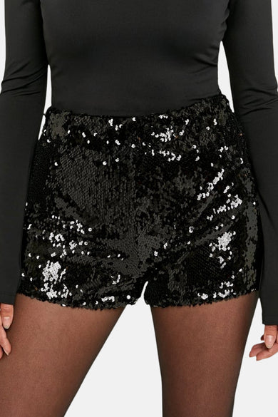 Short noir de TALLY WEIJL, orné de strass, associé à une top no et un uny.