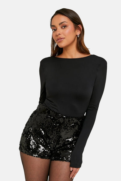 Short noir de TALLY WEIJL avec paillettes, combiné à une top noire et un panty.