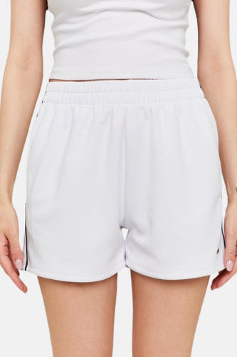 Witte short van TALLY WEIJL met zwarte bies aan de zijkant, gecombineerd met een wit hemdje.