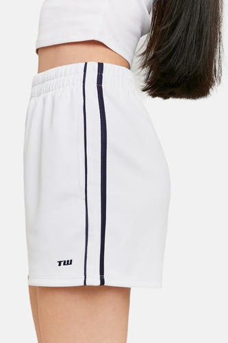 Witte short van TALLY WEIJL met donkerblauwe streep aan de zijkant, cropped weergave.