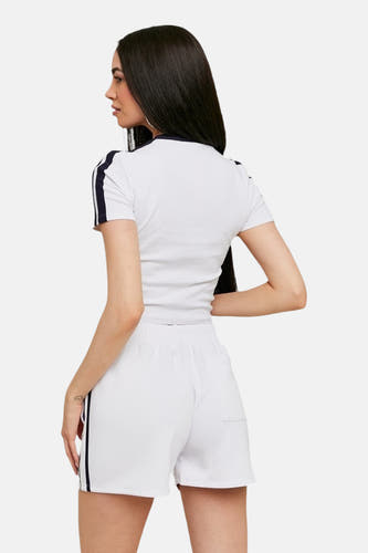 Witte short van TALLY WEIJL met donkerblauwe bies aan de zijkant, achterkant gezien.