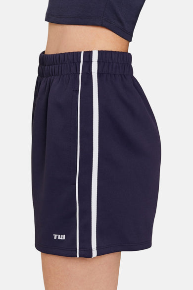 Blauw short van TALLY WEIJL, met witte streep aan de zijkant en een elastische tailleband, zijaanzicht.
