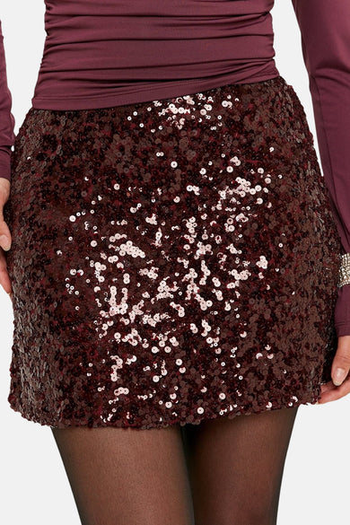 Bordeaux korte rok van TALLY WEIJL, met pailletten en zwarte panty.
