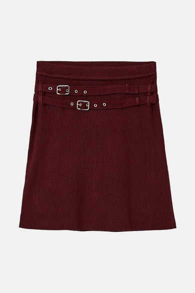 Bordeaux korte rok van TALLY WEIJL, met decoratieve riemen en gespen aan de bovenkant.