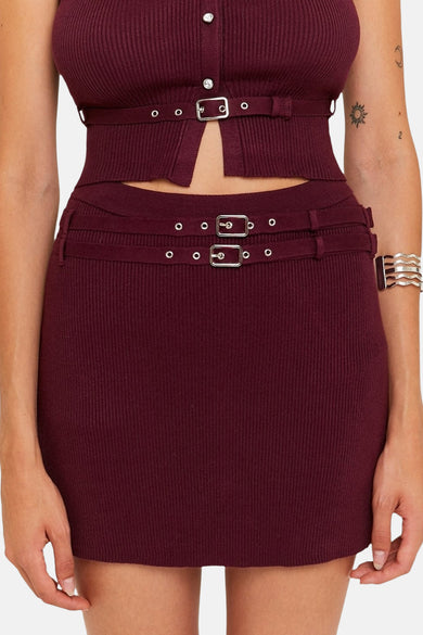 Korte bordeaux rok van TALLY WEIJL, met dubbele decoratieve riemen en zilverkleurige gespen.