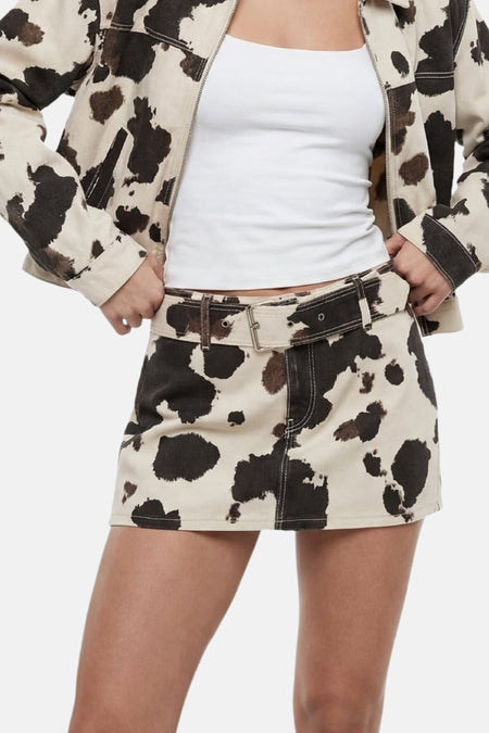 Korte rok met koeienprint en bijpassende riem van TALLY WEIJL, gestyled met een wit topje en bijpassend jack.