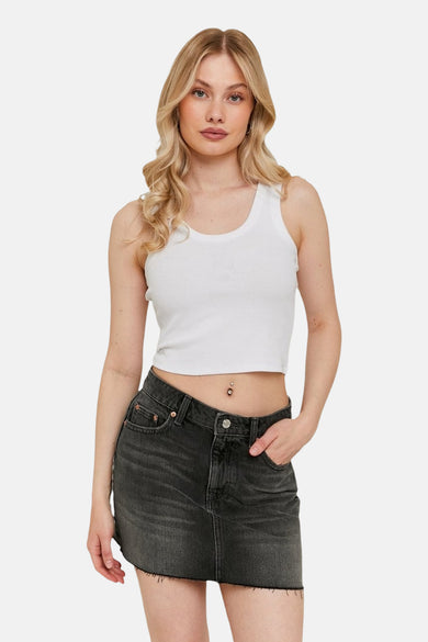 Korte donkergrijze denim rok van TALLY WEIJL, met gerafelde zoom en gedragen door een vrouw.