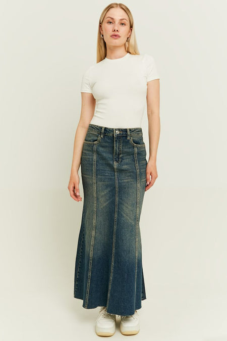 Lange denim rok van TALLY WEIJL, met siernaden en een lichte wassing, gecombineerd met een wit shirt en sneakers.
