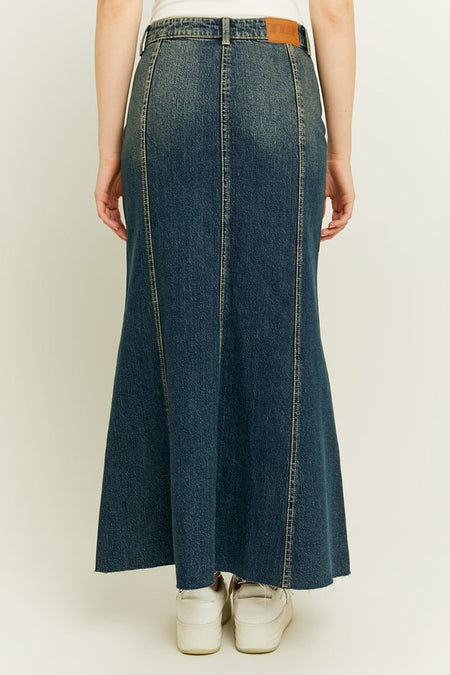 Lange denim rok van TALLY WEIJL, met subtiele naden en gerafelde zoom aan de achterkant.